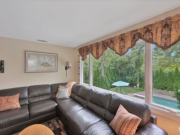 4th image of 76 Bay View Dr W