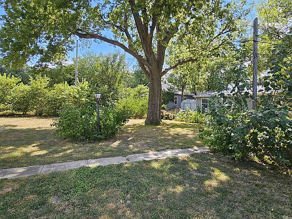 3rd image of 525 Charles St