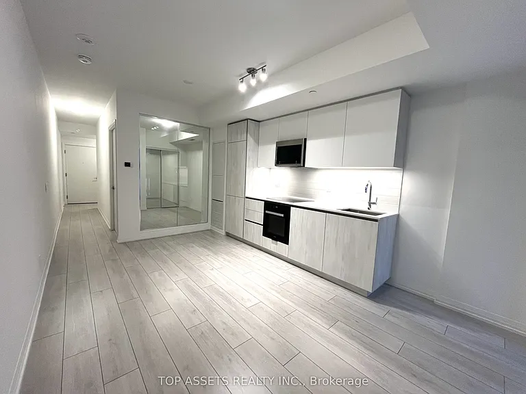 400 King St W #608 — Photo 9