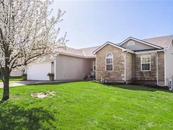 2180 Rock Creek Dr, Tonganoxie, KS 66086