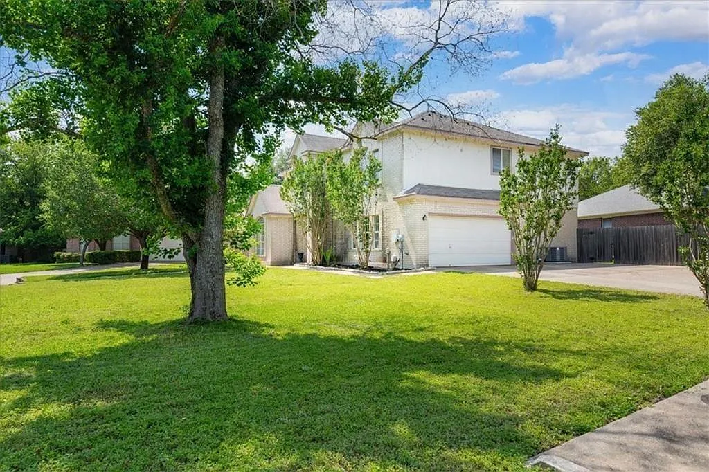 5 bed, 3.5 bath, 2702 sqft, $3,295 — Photo 2