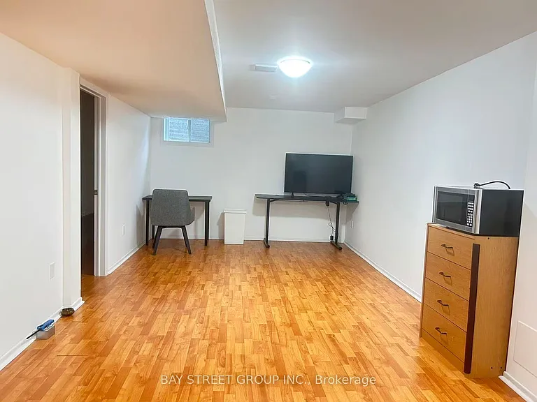 22 Cardwell Ave — Photo 8