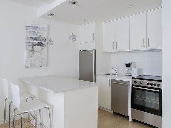 3rd image of 150 W 51st St APT 1206