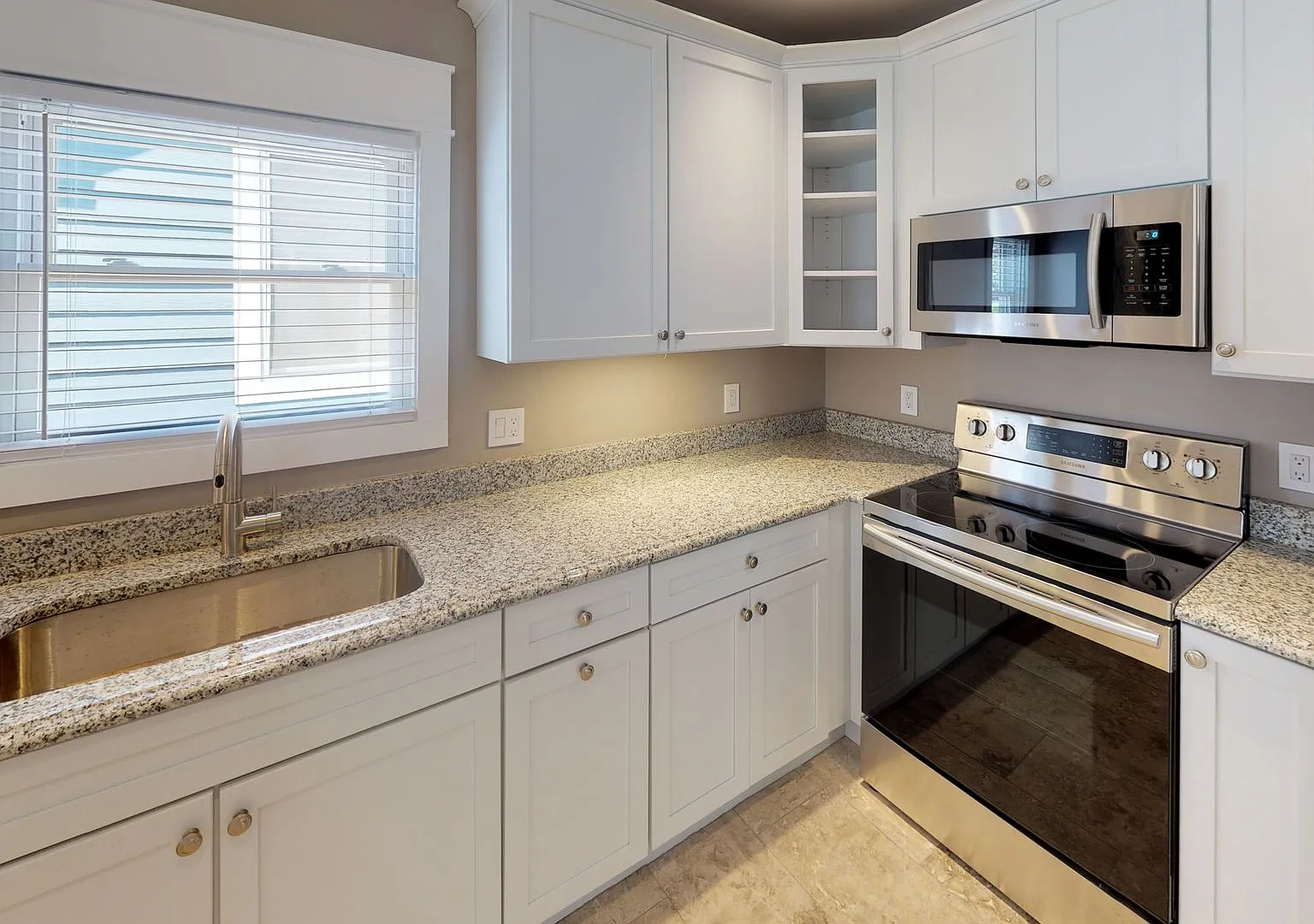 Waitlist for Aug2027Jul2028 Now Open! | 7BR/5BA in Fort Sanders | Near UTK — Photo 2