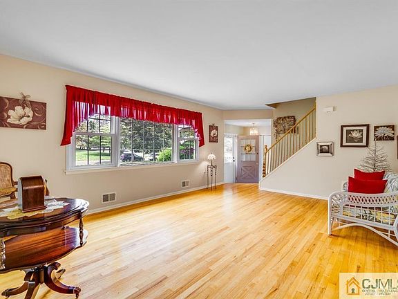 4th image of 43 Beverly Dr