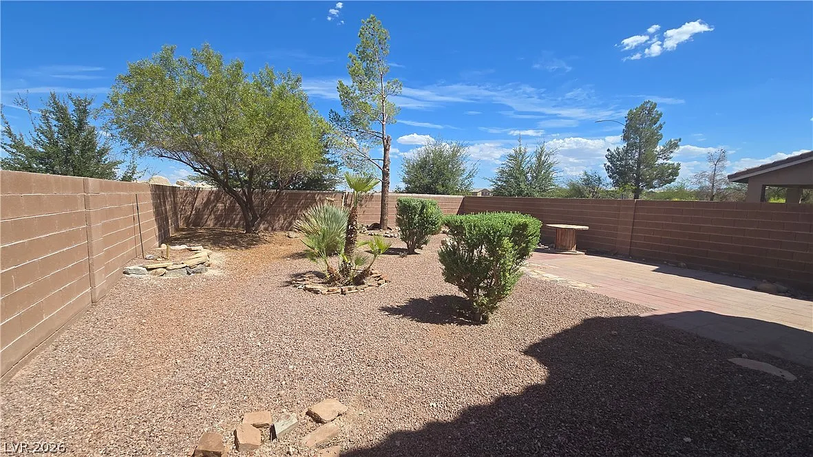 3 bed, 2.5 bath, 1815 sqft, $1,975 — Photo 2