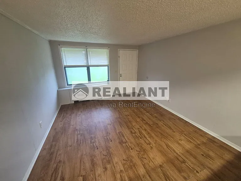 605 Amhurst Dr — Photo 2
