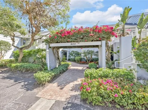 606 Courtside Dr, Naples, FL 34105