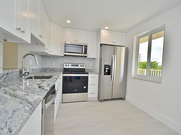 5th image of 415 SE 11th Ter APT 301