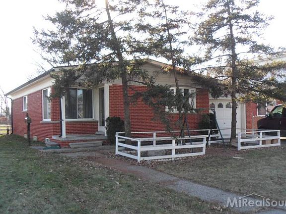 2nd image of 16036 Larkspur St