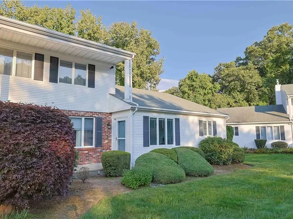 400 Commonwealth Ave APT 8, Warwick, RI 02886