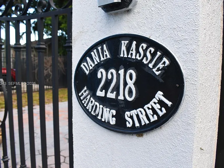 2218 N Harding St — Photo 25