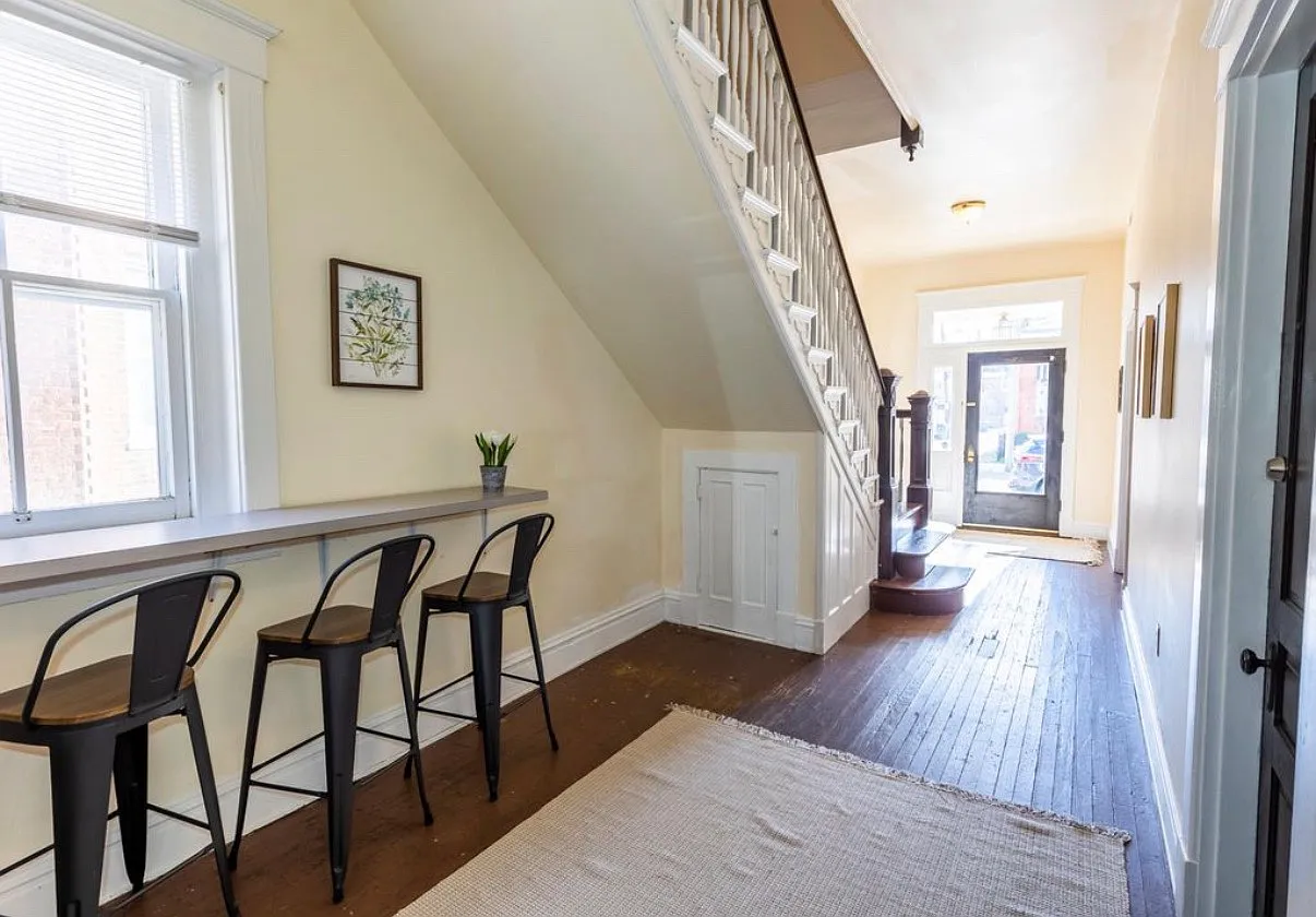 5 bed, 2572 sqft, $3,100 — Photo 3