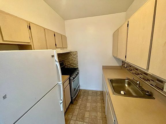 2nd image of 114 Sumpter St APT 2