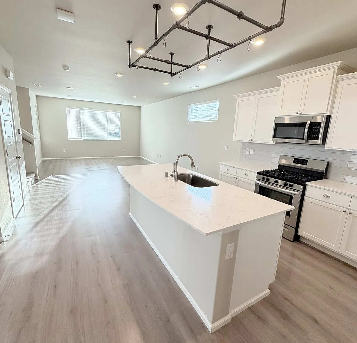 3 bed, 2.5 bath, 1849 sqft, $3,995 — Photo 4