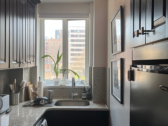 4th image of 200 W 20th St APT 710