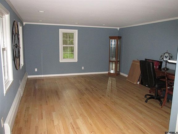 Hardwood floor, spacious!