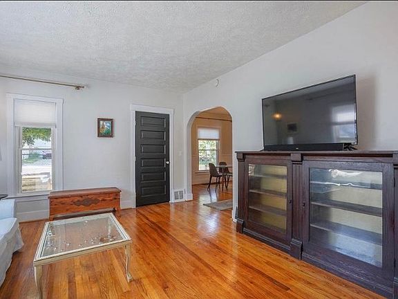 3rd image of 1501 Cole Ave NE