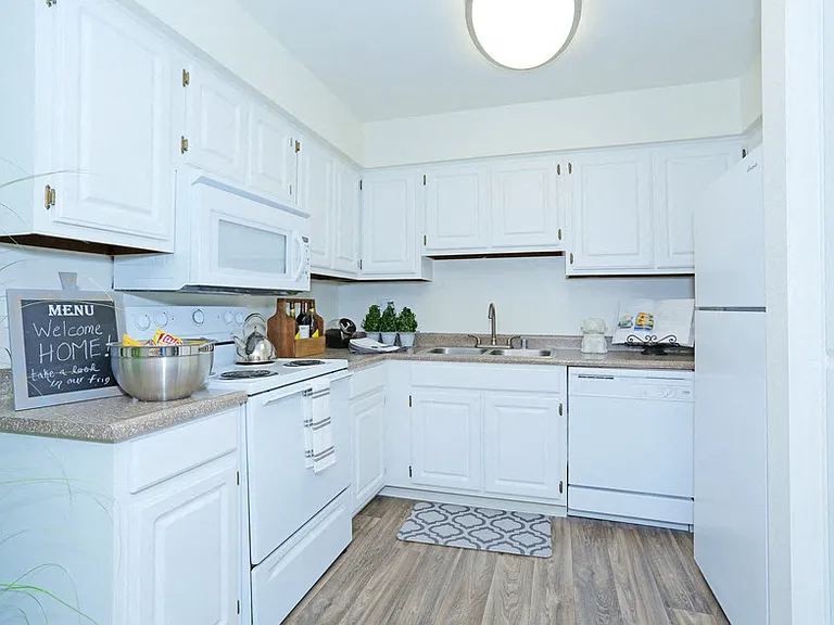 Sunset Pointe Apartments — Photo 15