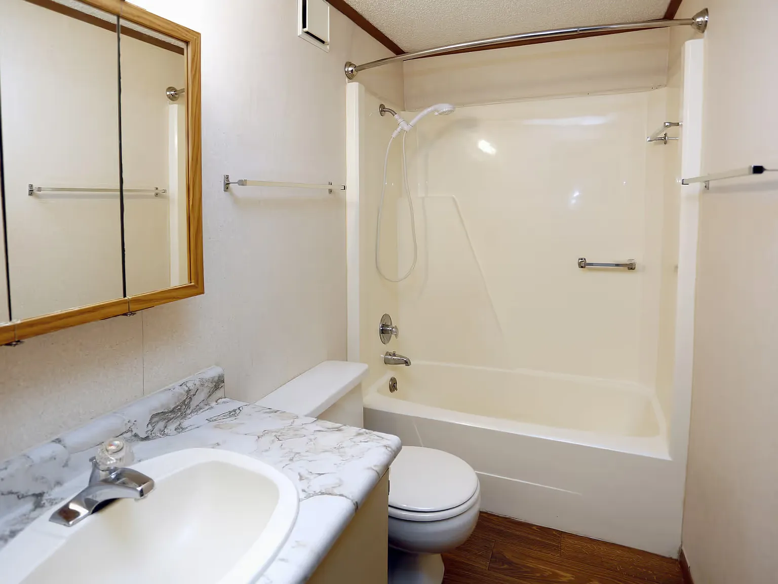1 bed, 1.0 bath, 576 sqft, $880 — Photo 4