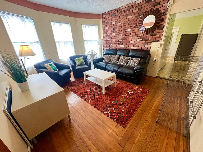 Vinton St — Photo 7