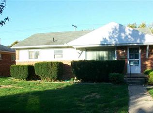 1049 Chippewa St, Mount Clemens, MI 48043