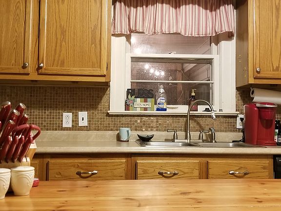 3rd image of 837 McArthur St