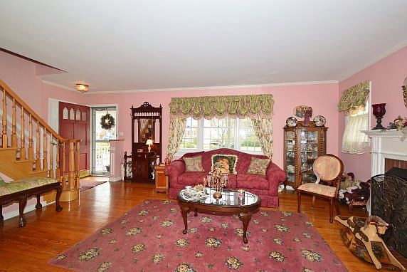 3rd image of 127 Scarcliffe Dr