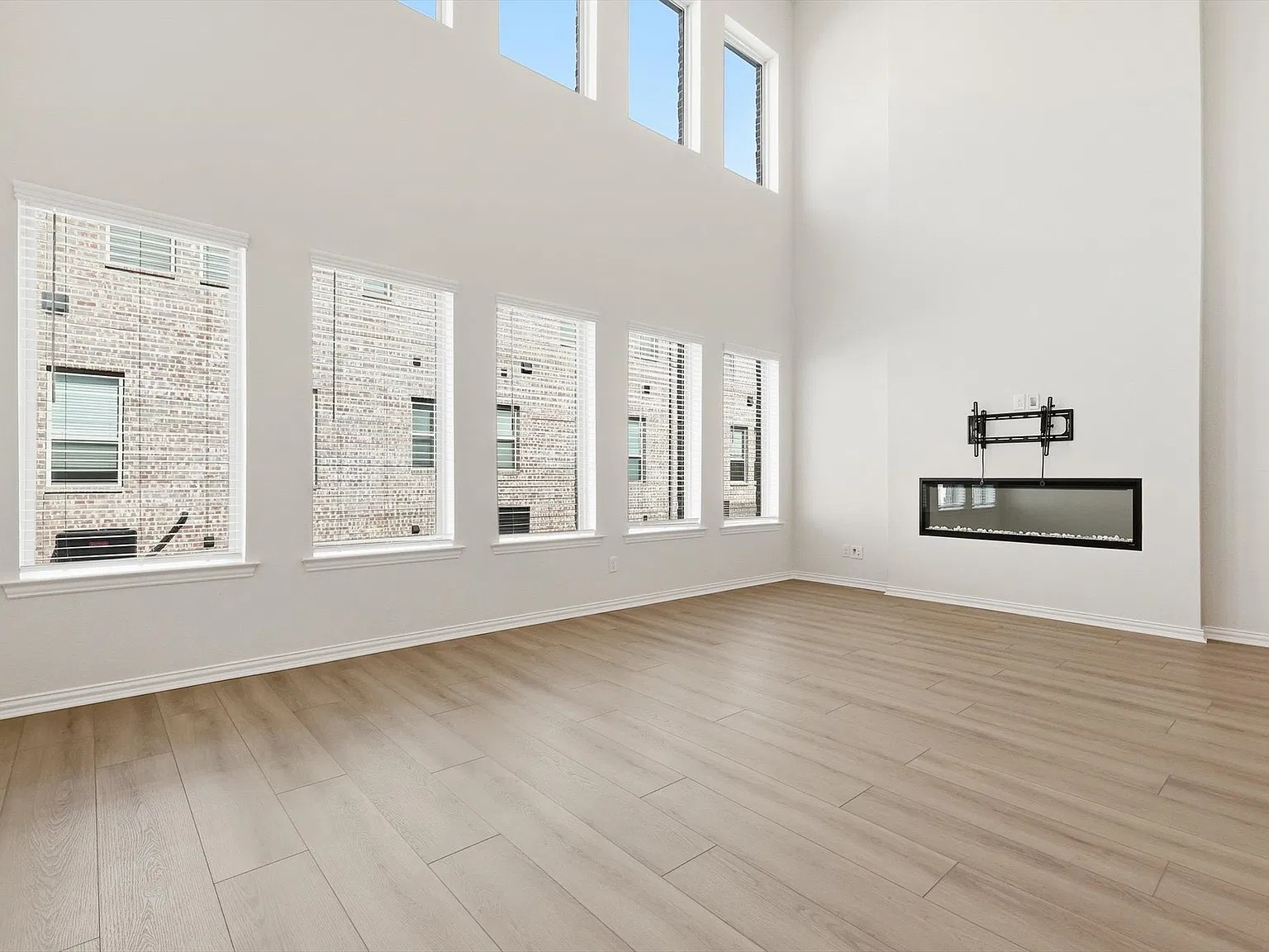 3 bed, 2289 sqft, $3,300 — Photo 2