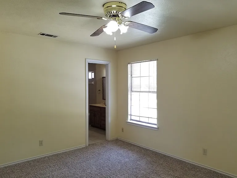 2426 Lakeview Cir — Photo 7