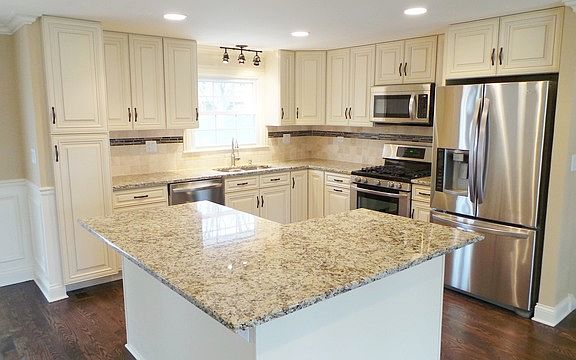 4th image of 332 Desmond Dr