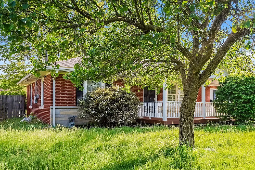 3 bed, 1.0 bath, 1425 sqft, $1,690 — Photo 3