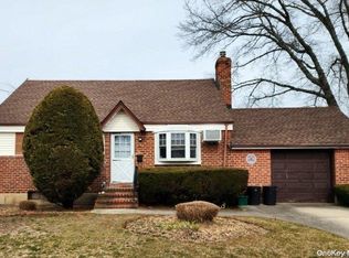 5 David Pl, Bellmore, NY 11710