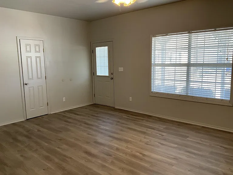 2213 E Post Oak Dr — Photo 6