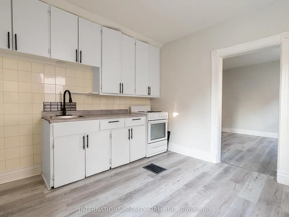 221 Hamilton Rd E #4