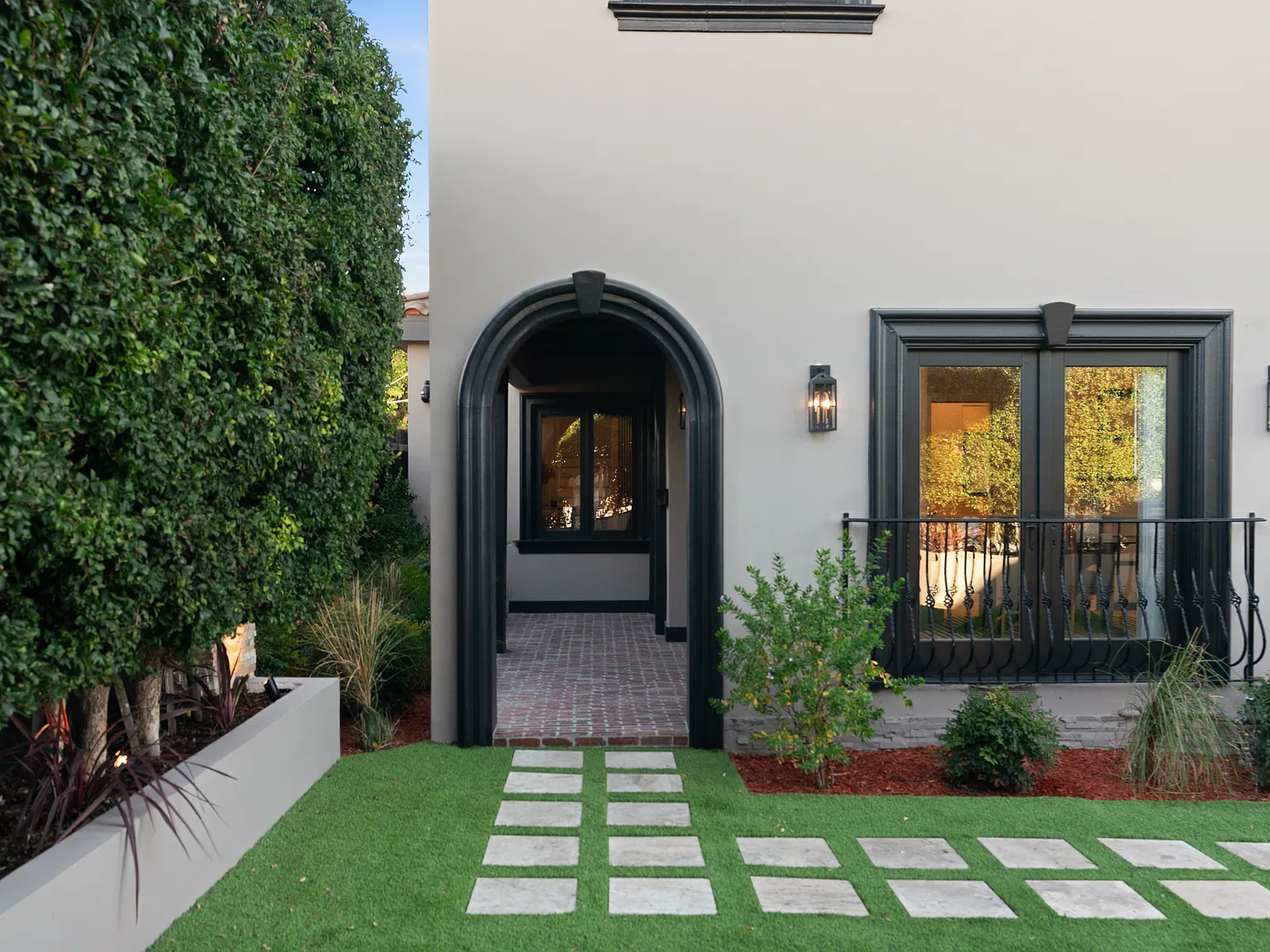 9 bed, 4537 sqft, $2,300 — Photo 3