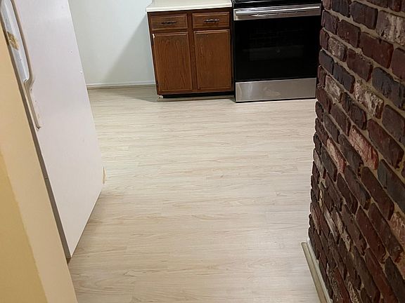 4th image of 16144 Henderson Ln