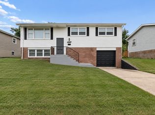 8836 Oakwood Dr, Hickory Hills, IL 60457