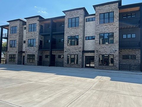 2nd image of 1501 S State Fair Blvd #2B-2Ba-937Sqft