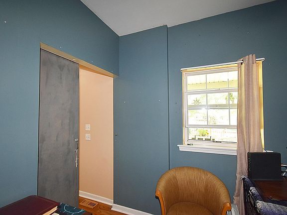 5th image of 542 Ingalton Ave