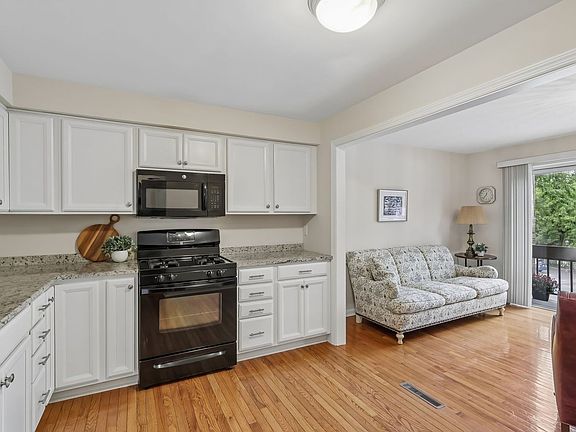 5th image of 371 Hawthorn Ct