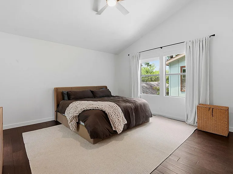2704 E 4th St — Photo 18