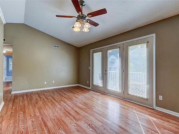 5th image of 5932 W Friendly Ave Unit J