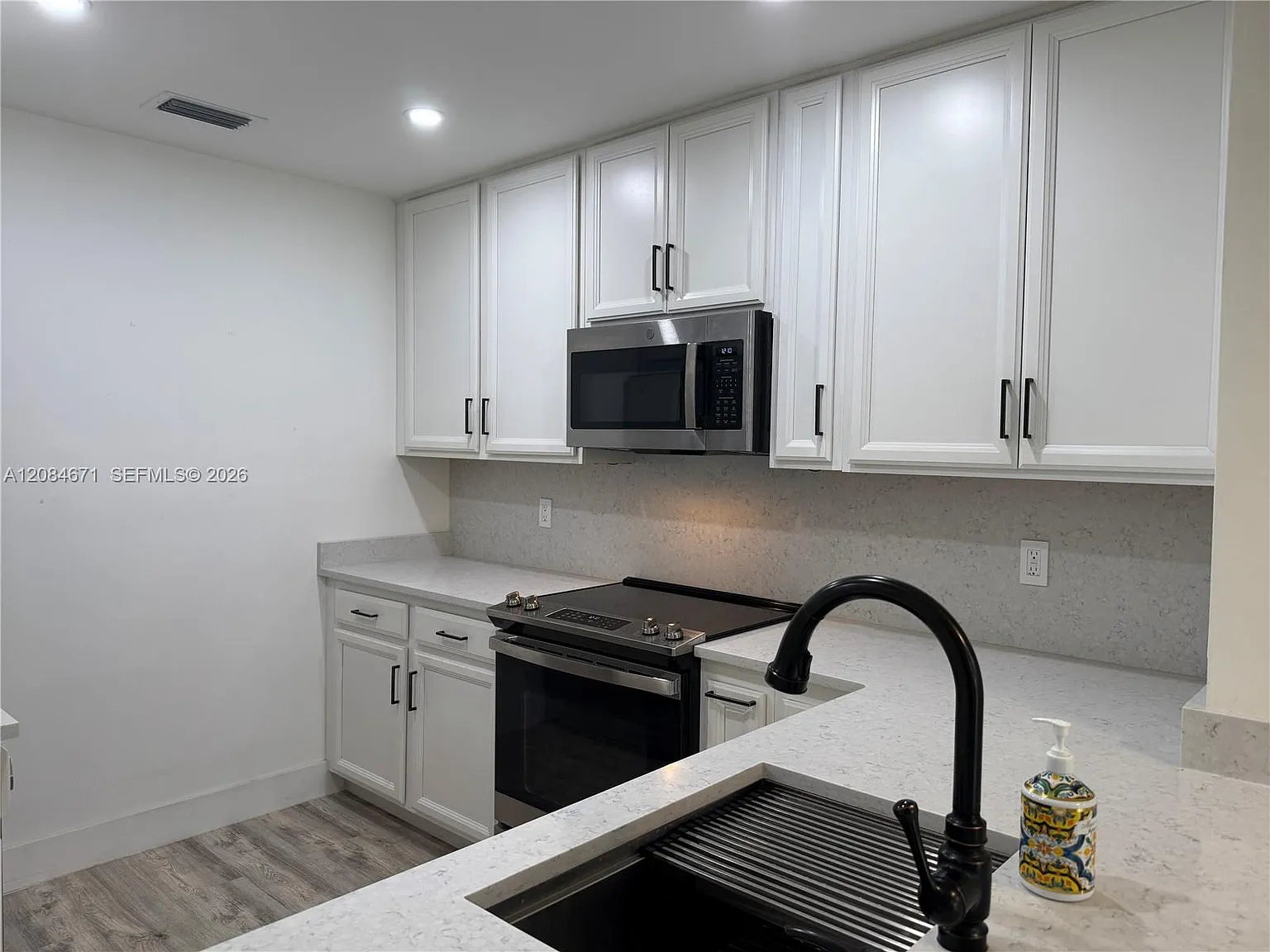 Pine Grove Condo — Photo 3