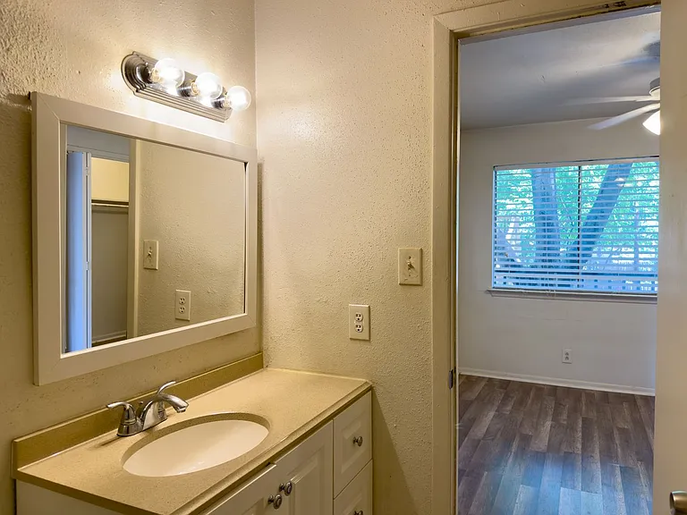 1010 W 23rd St #9 — Photo 13