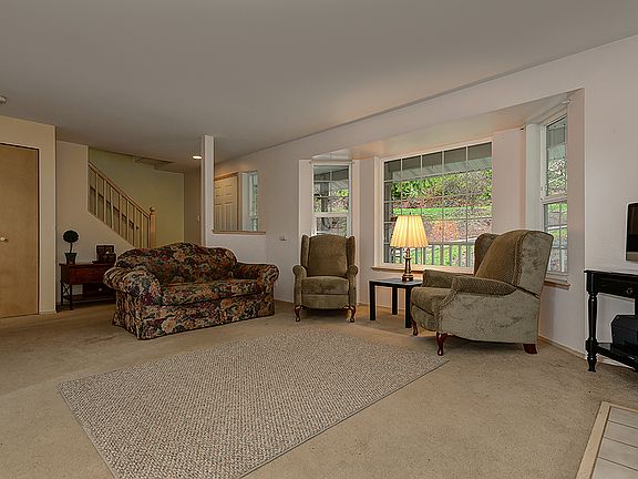2nd image of 803 NW Cedar Ln