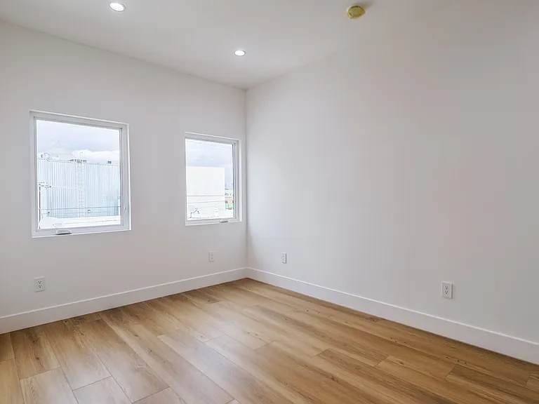 1915 S Palm Grove Ave — Photo 16