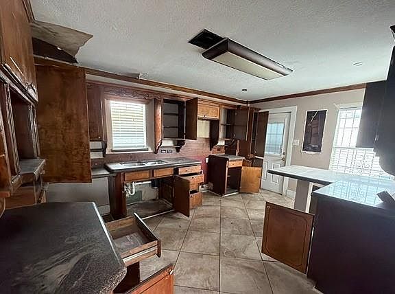 5th image of 2421 Wilshire St