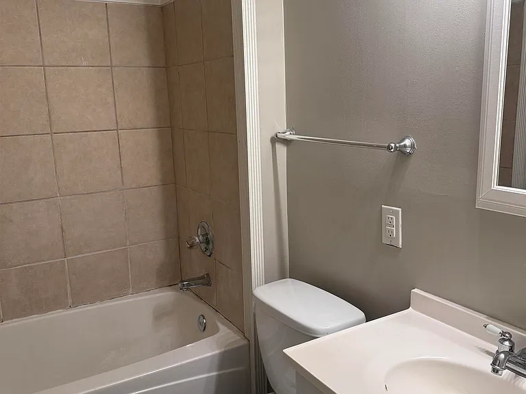 410 McCullough Ave NE — Photo 15