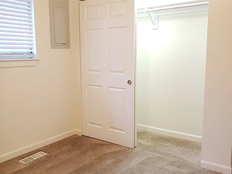 909 Gellatly St — Photo 16